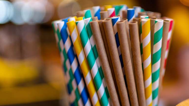 Ανατροπή με τα χάρτινα καλαμάκια: Γιατί οι επιστήμονες λένε ότι μπορεί να είναι επικίνδυνα