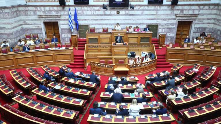 Βουλή: Νέες κόντρες με σκληρές κουβέντες  - Στα κάγκελα η αντιπολίτευση για τη χθεσινή διαδικασία ψηφοφορίας