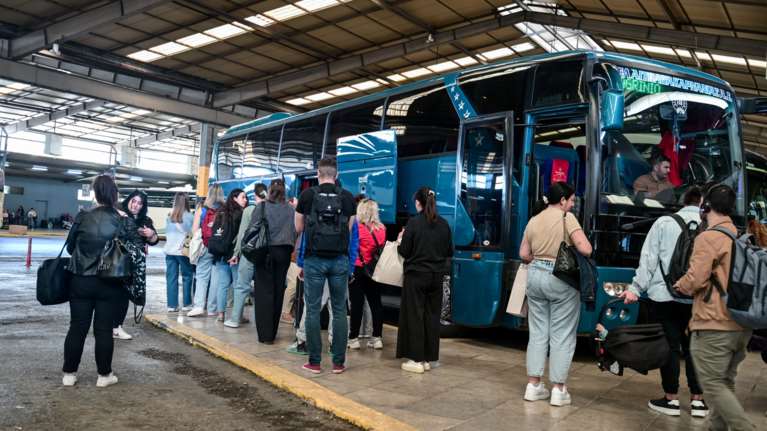 Απίστευτο: Συνελήφθη 20χρονος στην Αθήνα που μετέφερε καλάσνικοφ σε ΚΤΕΛ