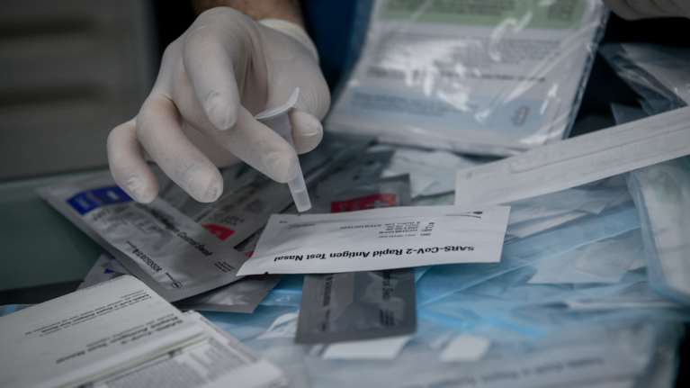 Self test για μαθητές: Ξεκινά την Τετάρτη 17 Νοεμβρίου η διάθεση 10 τεστ από τα φαρμακεία