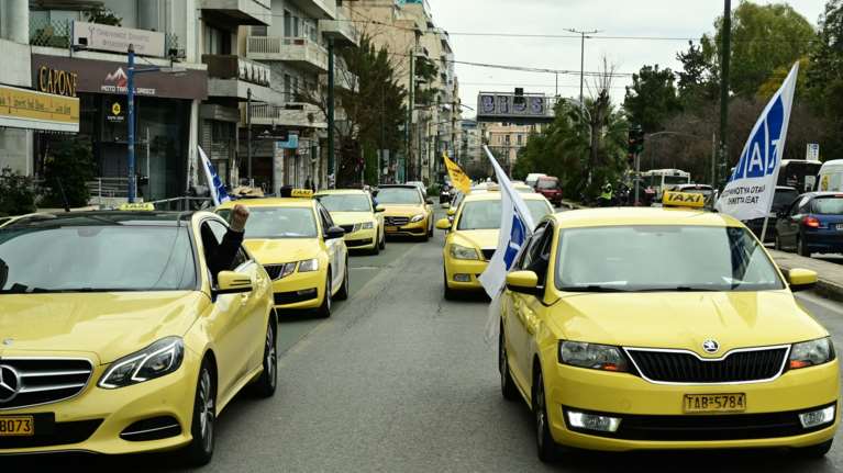 Ταξί: Ελεύθερη κυκλοφορία στις λεωφορειολωρίδες ζητούν οι οδηγοί