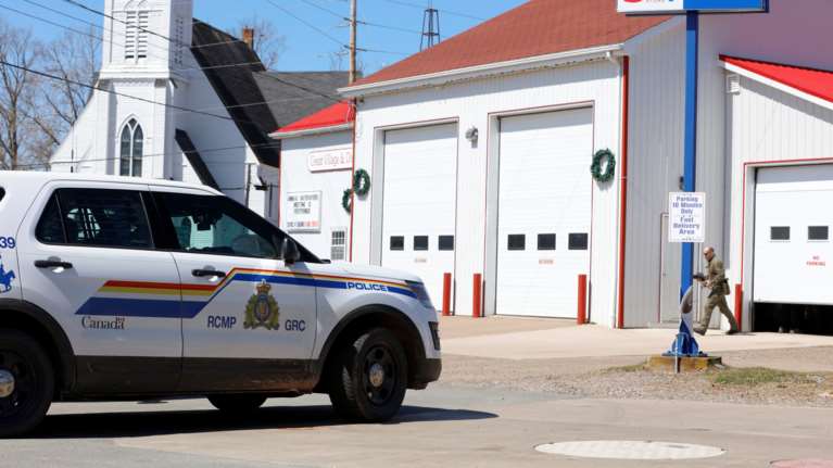 Συναγερμός στο Τορόντο: Αστυνομικοί πυροβόλησαν νεαρό που περπατούσε σε δρόμο κρατώντας καραμπίνα