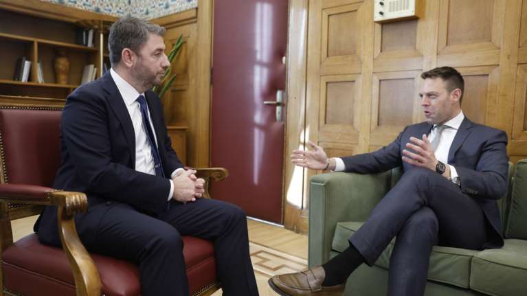 Συνάντηση Κασσελάκη - Ανδρουλάκη: &quot;Γεια σου, Νίκο, πάλι σε καναπέ κάθομαι&quot; - &quot;Συγχαρητήρια για την εκλογή σου&quot;