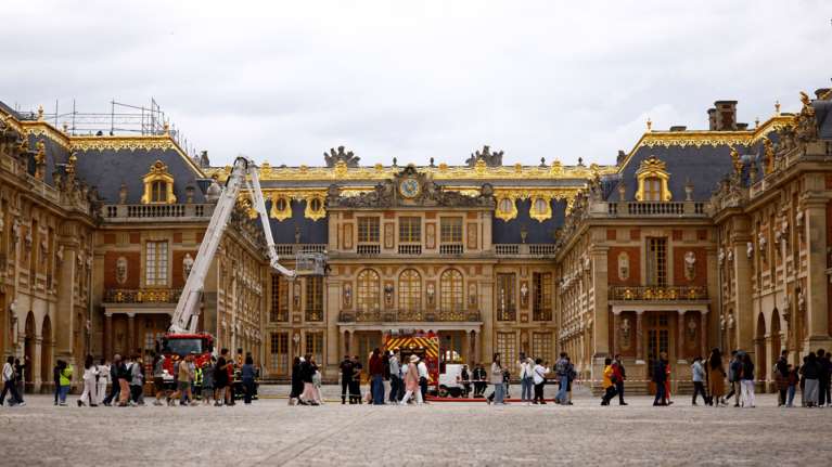 Γαλλία: Εκκενώθηκε λόγω φωτιάς το Ανάκτορο των Βερσαλλιών - Η πυρκαγιά ξεκίνησε από τη στέγη [βίντεο-εικόνες]