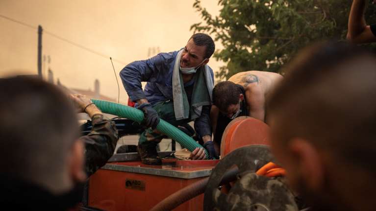 Φωτιά στη Φυλή: Πολύ δύσκολες οι επόμενες ώρες με ανέμους έξι μποφόρ - Η πρόγνωση από το meteo.gr