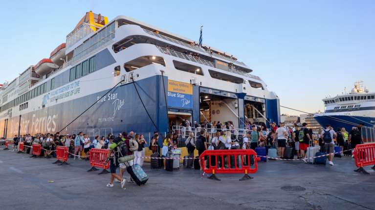 Γεμάτα φεύγουν τα πλοία από τον Πειραιά - Συνεχίζεται η μεγάλη έξοδος των αδειούχων
