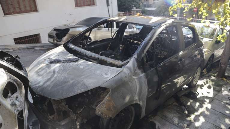 Καλλιθέα: Ισχυρή έκρηξη από εμπρησμό αυτοκινήτου - Ζημιές και σε διπλανά οχήματα