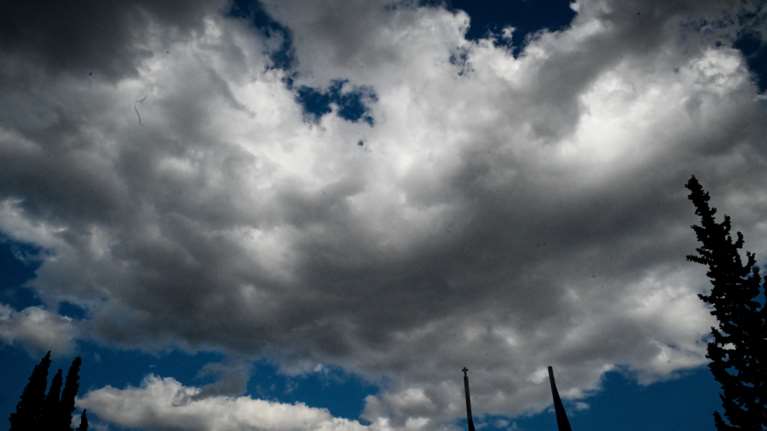 Καιρός: Συννεφιά σήμερα με υψηλές για την εποχή θερμοκρασίες - Πού αναμένεται να βρέξει