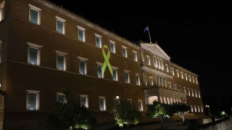 Η Βουλή φωτίστηκε με την χρυσή κορδέλα της ελπίδας - Μήνυμα στήριξης στον αγώνα κατά του παιδικού καρκίνου [εικόνες]