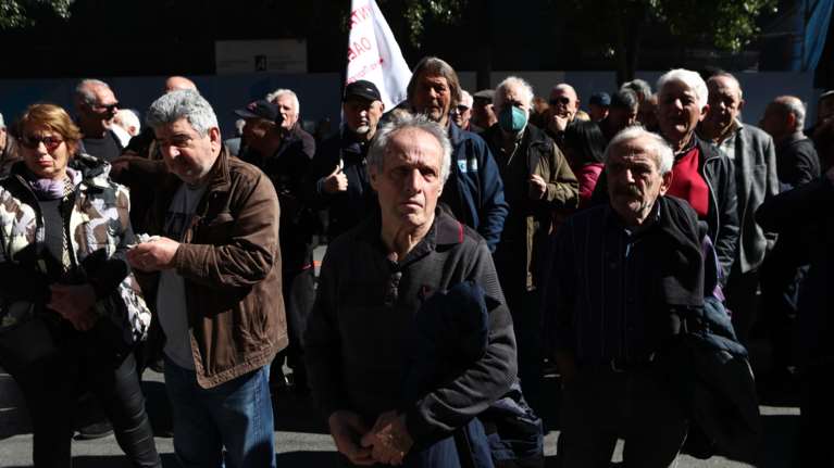 Γιατί δεν δίνονται αυξήσεις στις επικουρικές συντάξεις -  Τα σενάρια για το ξεπάγωμά τους
