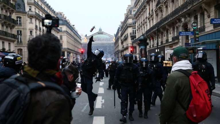 Δικαίως αντιδρούν οι Γάλλοι για τη σύνταξη στα 64; - Ανάλυση της Deutsche Welle