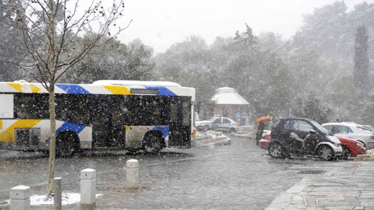 Κακοκαιρία: Πώς κινούνται τα λεωφορεία στην Αττική, πού διακόπηκαν τα δρομολόγια - Τι ισχύει για το Μετρό