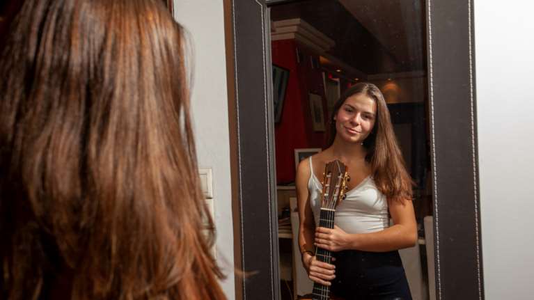 Ιωάννα Καζόγλου: Η 17χρονη από τις Πρέσπες που μαγεύει με τους ήχους της κιθάρας της και κερδίζει διακρίσεις