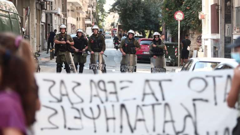 Επιχείρηση της αστυνομίας σε δύο κτίρια υπό κατάληψη  στο κέντρο της Αθήνας [εικόνες]