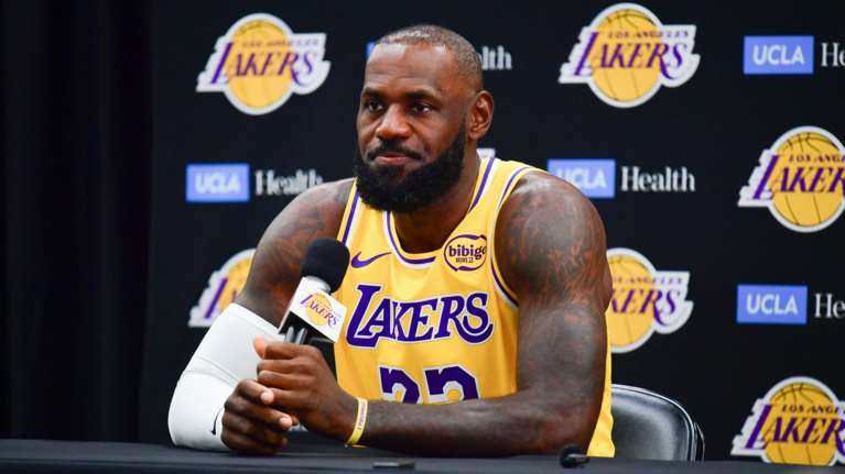 Ο ΛεΜπρόν Τζέιμς μπροστά στην &quot;απόφαση των αποφάσεων&quot;: Απόσυρση ή μεταγραφή σε άλλη ομάδα;