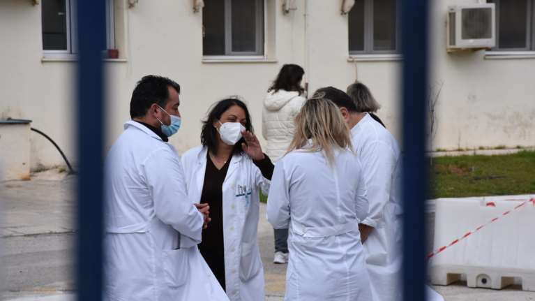 Κρούσμα μηνιγγίτιδας στην Αμαλιάδα - Στο νοσοκομείο 42χρονη με υψηλό πυρετό και πόνο στην κοιλιά