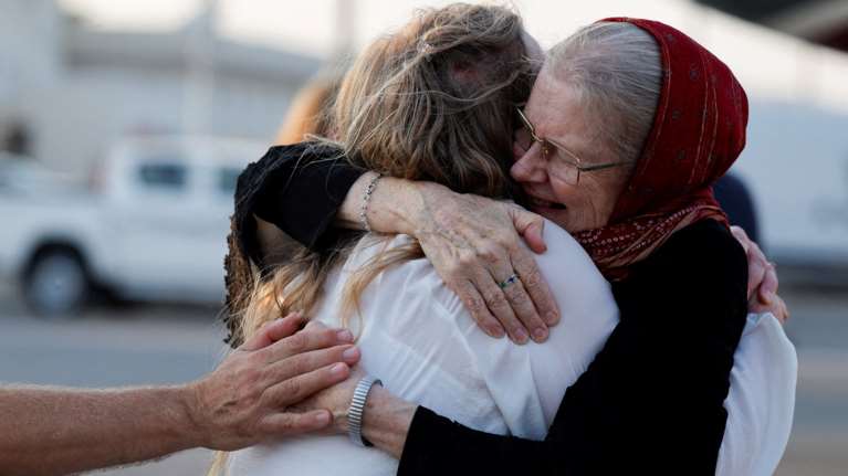 Συγκινητικές στιγμές στην Ντόχα: Ζευγάρι ηλικιωμένων Βρετανών αφέθηκε ελεύθερο από τους Ταλιμπάν και επανενώθηκε με την οικογένειά του