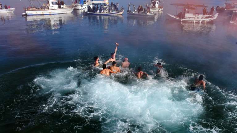 "…Και με των νερών τ’ αγιάσματα, τα Φώτα": Μεγάλη γιορτή σήμερα - Τι γιορτάζουμε τα Αγια Θεοφάνια