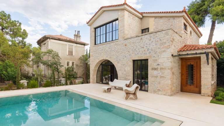 Καλοκαίρι στην πόλη: Ενα μοντέρνο &quot;update&quot; στην παραδοσιακή αισθητική του Παλαιού Ψυχικού