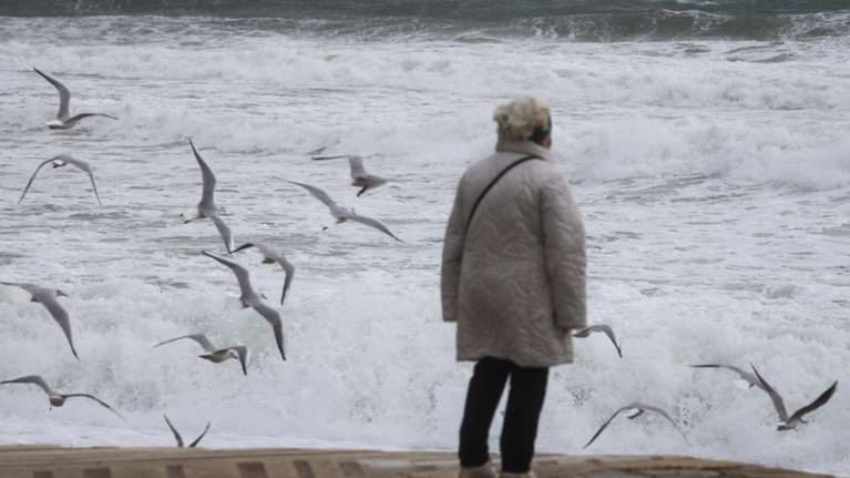 &quot;Φθινόπωρο&quot; μια ανάσα πριν τον Μάιο: Βοριάδες ως 9 μποφόρ και κατακόρυφη πτώση θερμοκρασίας