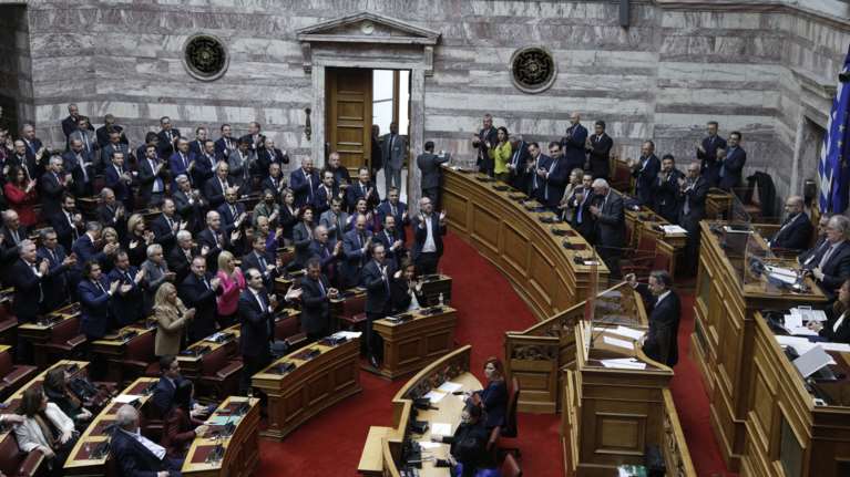 Ο Μητσοτάκης στη Βουλή για τα νομοσχέδια με τις παροχές - Σε &quot;άδεια εστία&quot; λόγω της απουσίας Τσίπρα