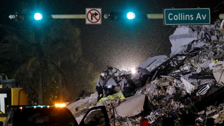 Κατάρρευση πολυκατοικίας στη Φλόριντα: Τρεις νεκροί, 12 τραυματίες, 99 άνθρωποι παραμένουν αγνοούμενοι