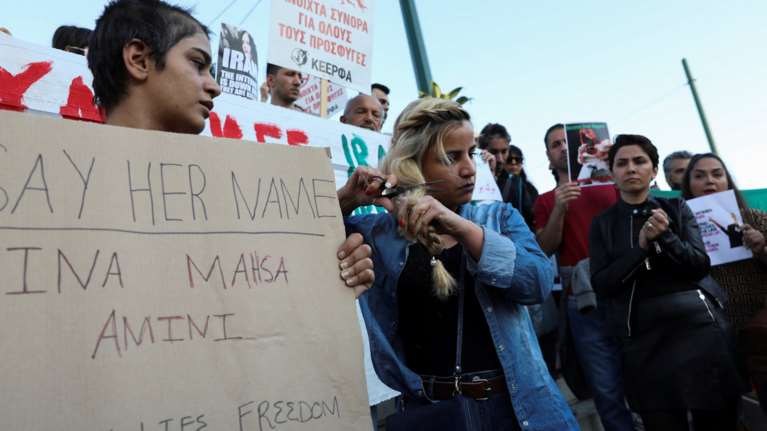 Μαρτυρία-σοκ Ιρανής ποιήτριας: Μου έδεσαν μάτια και χέρια και με άφησαν σε απομόνωση 38 ημέρες