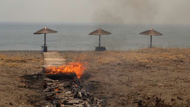 Πολιτικός καβγάς ενώ οι φωτιές μαίνονται σε όλη τη χώρα - Πόλεμος ανακοινώσεων από ΝΔ και ΠΑΣΟΚ