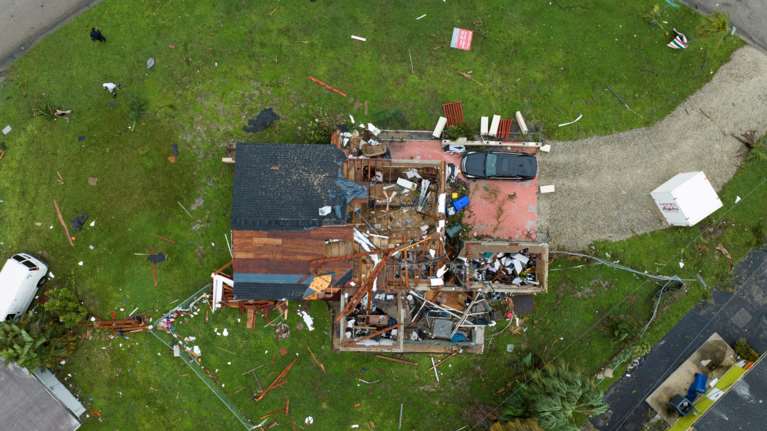 Τυφώνας Μίλτον: Μέσα σε ένα λεπτό ξήλωσε τη σκεπή σπιτιού - &quot;Άρπαξα τα σκυλιά και μπήκα κάτω από το κρεβάτι&quot; [βίντεο]