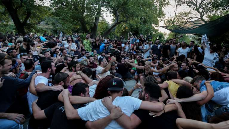 Κορονοϊός: &quot;Φρένο&quot; Χαρδαλιά για πανηγύρια και γήπεδα - Τι είπε ο ο υφυπουργός Πολιτικής Προστασίας