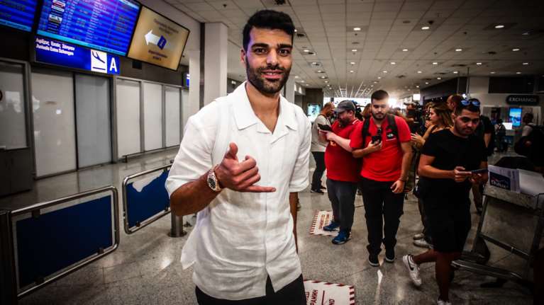 Ήρθε στην Ελλάδα για τον Ολυμπιακό ο Μεχντί Ταρεμί - Ο ΠΑΟΚ ανακοίνωσε Βολιάκο