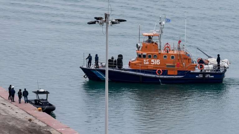 Συντριβή Φάντομ: Με βατραχανθρώπους και φωτοβολίδες από το C-130 συνεχίζονται οι έρευνες για τον εντοπισμό του Σμηναγού