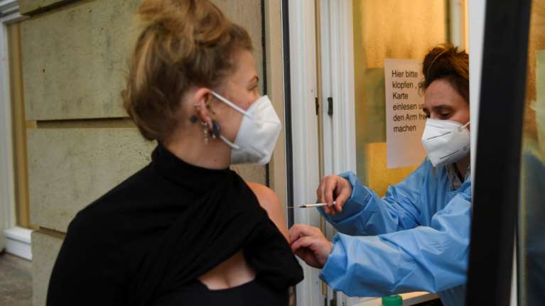 Γερμανία: Προωθεί τον υποχρεωτικό εμβολιασμό των υγειονομικών