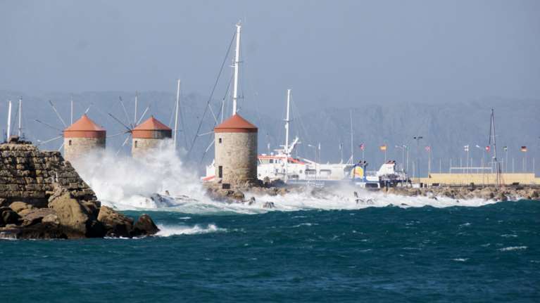 Ο καιρός σήμερα: Στους 36 βαθμούς το θερμόμετρο - Τα 8 μποφόρ φτάνουν οι άνεμοι