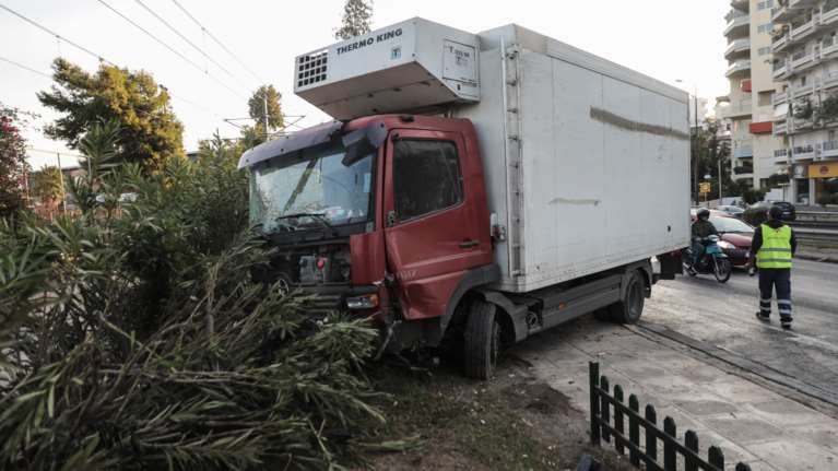 Τροχαίο με φορτηγό στην Παραλιακή: Μποτιλιάρισμα στο ύψος του Παλαιού Φαλήρου [εικόνες]