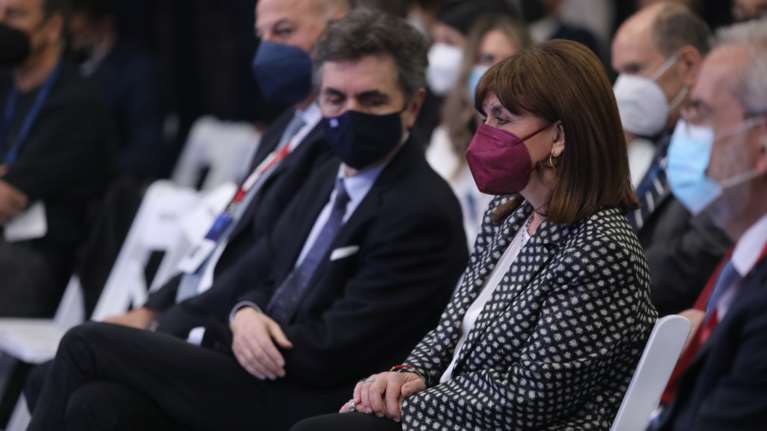 Πήραν &quot;φωτιά&quot; οι ταβέρνες στους Δελφούς λόγω του Οικονομικού Φόρουμ: Η Σακελλαροπούλου, ο Βενιζέλος και η τοπική φορμαέλα