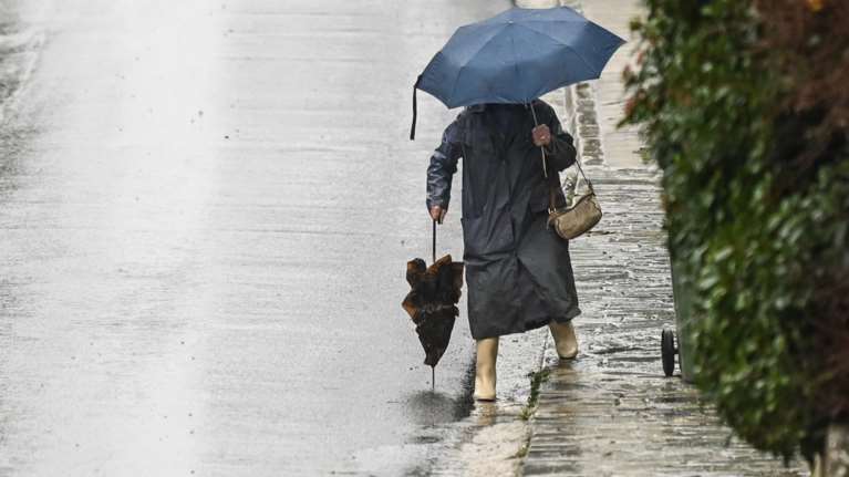 Αγρίεψε ο καιρός: Νέα πτώση της θερμοκρασίας σήμερα και καταιγίδες σε όλη τη χώρα