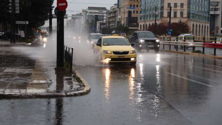 Δυνατότητα για εξ΄ αποστάσεως εργασία και στον ιδιωτικό τομέα λόγω κακοκαιρίας - Τα μέτρα του υπουργείου Εργασίας