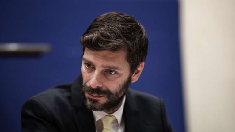 Freedom Pass - Γιατρομανωλάκης: Πώς θα λειτουργεί η κάρτα των 150 ευρώ για τους νέους που εμβολιάζονται [βίντεο]