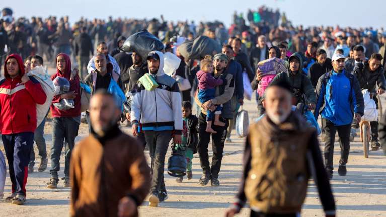 Άρχισαν να επιστρέφουν στο βόρειο τμήμα της Λωρίδας της Γάζας οι Παλαιστίνιοι εκτοπισμένοι [εικόνες, βίντεο]