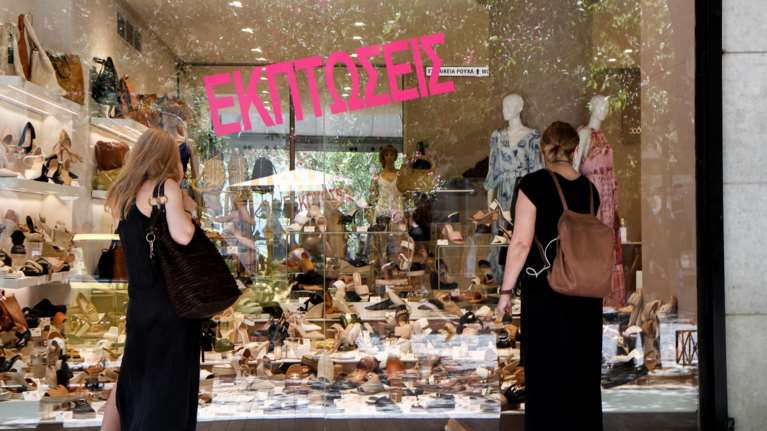 Πρεμιέρα σήμερα για τις θερινές εκπτώσεις - Ποια Κυριακή θα είναι ανοιχτά τα καταστήματα