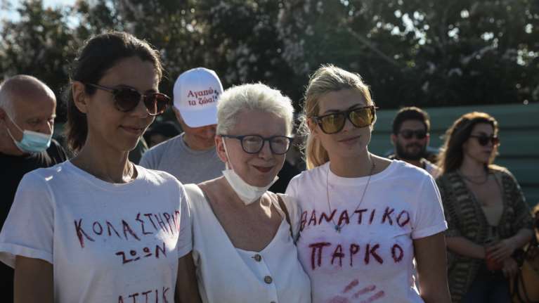 Αττικό Ζωολογικό Πάρκο: Η Ακρίτα με την Ευρυδίκη Παπαδοπούλου στη διαμαρτυρία για τον χιμπατζή [εικόνες]