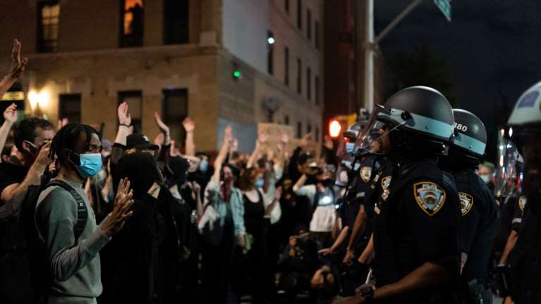 Ένα βήμα πίσω κάνει ο Τραμπ -  Δεν θα καλέσει, προς το παρόν, μονάδες της Εθνοφρουράς για τις ταραχές
