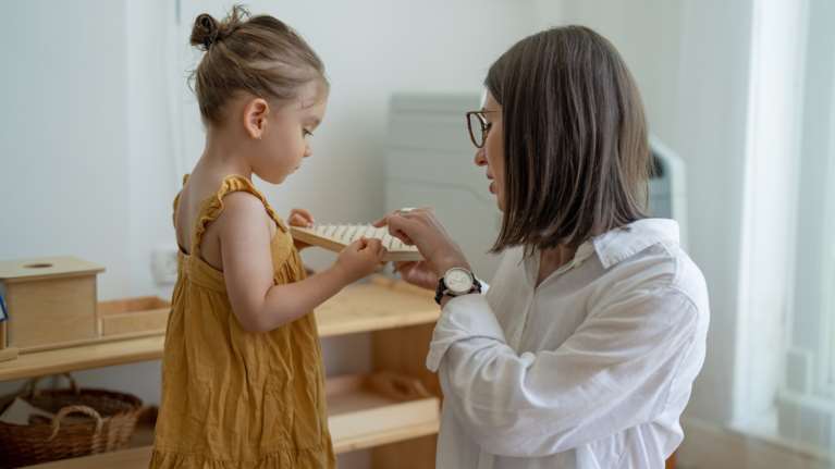 &quot;Νταντάδες της γειτονιάς&quot;: Διπλασιάστηκε στα 500 ευρώ το ποσό του μηνιαίου voucher