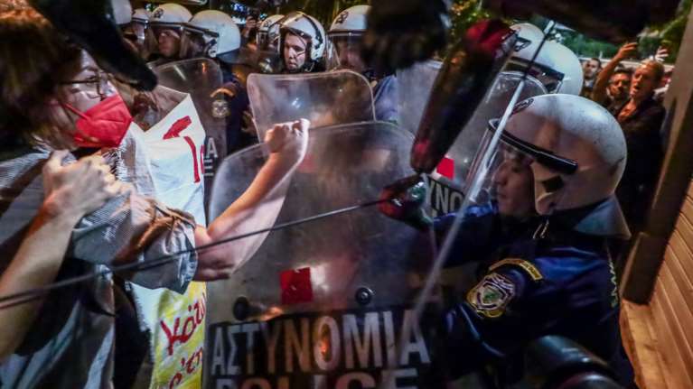 Επεισόδια στα Εξάρχεια στην πορεία διαμαρτυρίας για το Μετρό - Φωτιές σε κάδους και χημικά