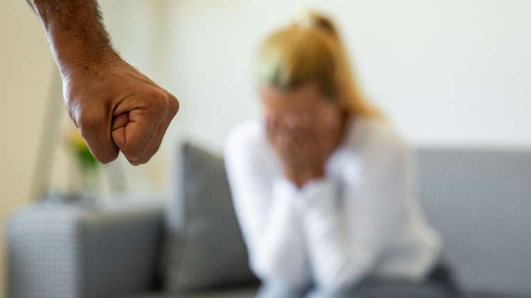 Φιλιατρά: Καταδίκη χωρίς αναστολή για τον 46χρονο που χτύπησε με λοστό την 25χρονη σύζυγό του: 4 χρόνια και 3 μήνες φυλακή