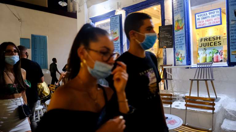 Μια άλλη Μύκονος: Τα κλειστά καταστήματα και οι βόλτες στα Ματογιάννια με τις μάσκες [εικόνες]