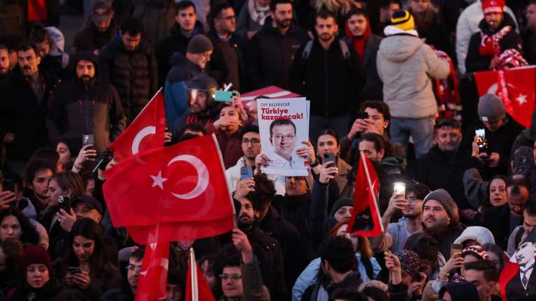 &quot;Αυτό το έθνος είναι μεγάλο&quot;: Το μήνυμα του Ιμάμογλου στους υποστηρικτές του μέσα από την φυλακή