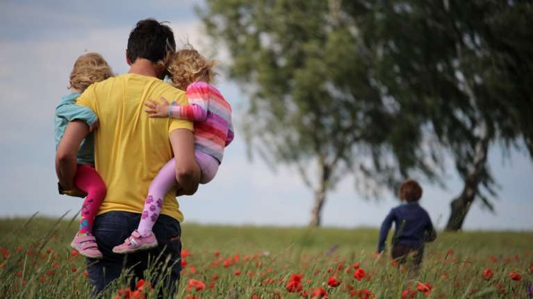 Κοντά στα 200 εκατ. ευρώ η στήριξη για ενοίκιο και νέους γονείς στις αρχές του 2025