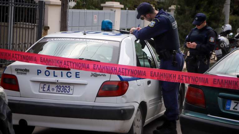 Απίστευτο περιστατικό στον Βύρωνα: Γυναίκα πέταξε από το μπαλκόνι πετρέλαιο σε παιδιά - Στο νοσοκομείο δύο κορίτσια